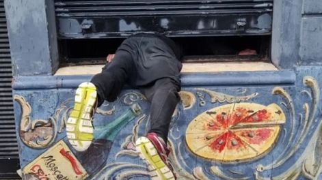 Un delincuente intentó robar en una pizzería cerrada, quedó atrapado por la persiana y fue detenido