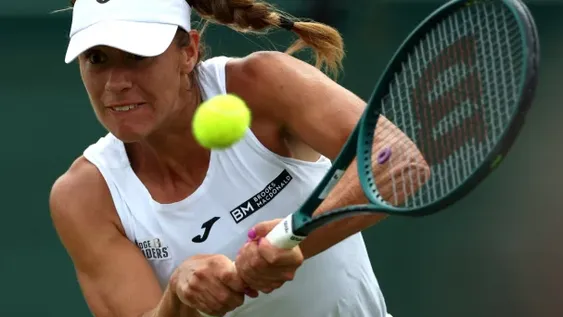 CON CONVICCIÓN, Solana derrotó a la española 41 del mundo. Antes de Wimbledón, Sierra estaba 101, ya ha ganado 35 puestos en el ranking.