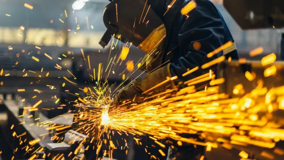 La industria metalúrgica volvió a retroceder en agosto y mantiene niveles históricamente bajos de producción.