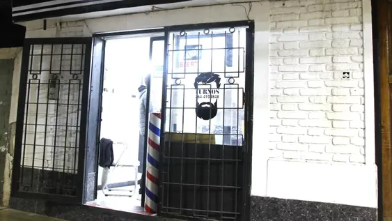 A un barbero le desvalijaron el local, encima a plena luz del día