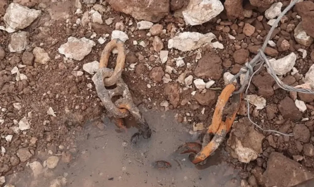 Hallan un metro de cadena usada de bloqueo en Vuelta de Obligado