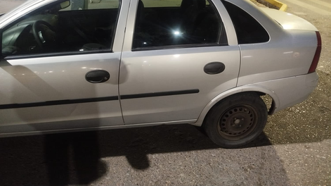El Chevrolet Corsa que intentó robar el delincuente.&nbsp;
