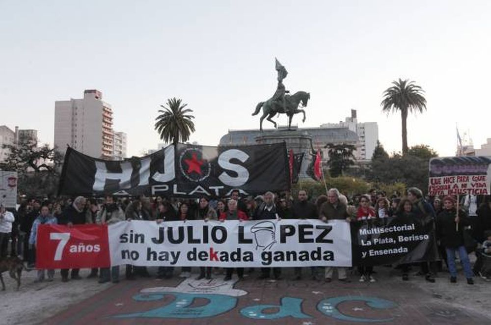 Bronca y reclamos por López