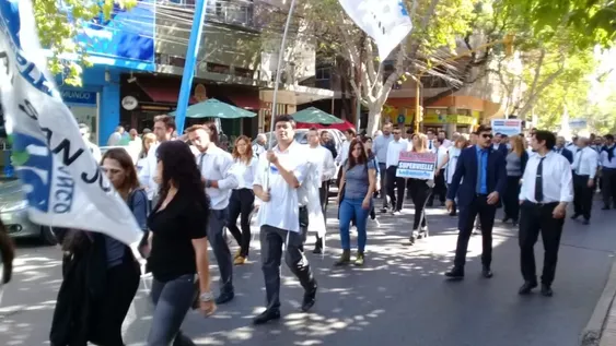 VIDEO y FOTOS: ruidosa manifestación de bancarios en el centro sanjuanino