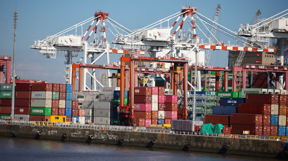 En medio de la paralización en los puertos, Prefectura intimó a más de 500 trabajadores y todavía hay 140 barcos detenidos (Foto: Agustín Marcarian/Reuters).