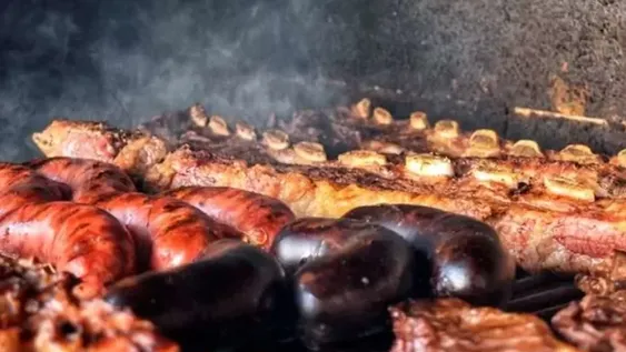 Un hombre denunció a su vecino porque hace asado todos los días