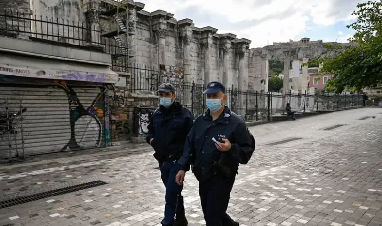 Hallan artefactos explosivos en los coches de la Embajada de Italia en Grecia