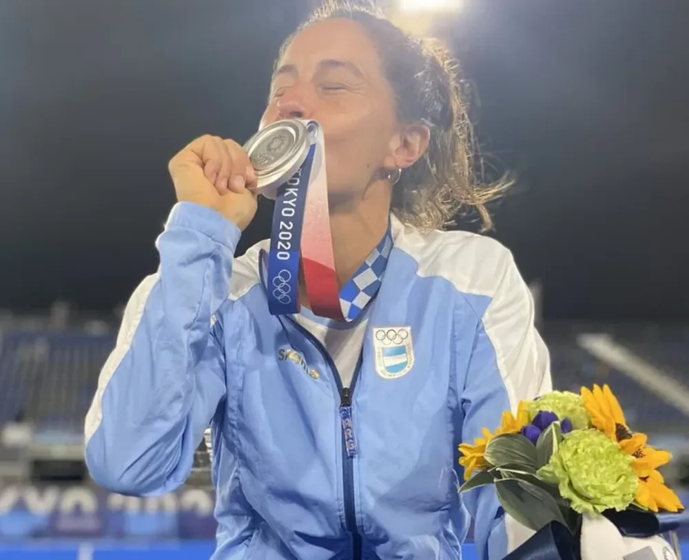 Maccari tiene una réplica de la medalla robada