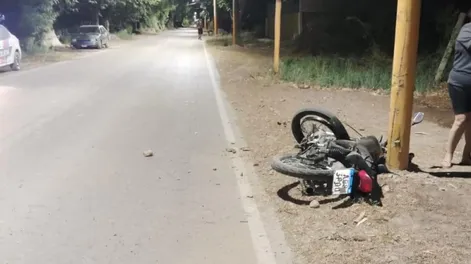 Motociclista perdió el control, se estrelló contra un poste y se quebró la clavícula