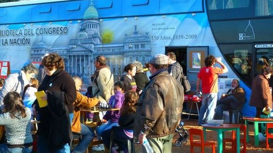 El Bibliomovil, de la Biblioteca de Congreso de la Nación, recorre San Juan. Mañana llegará al departamento Sarmiento.