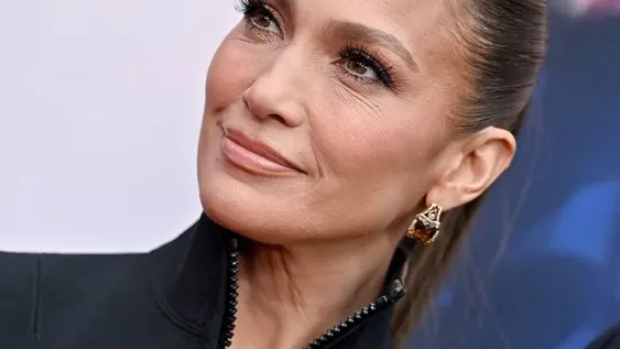 Jennifer Lopez muestra su impactante físico con su nueva colección de lencería