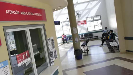 Una pareja viajaba en moto, un auto realizó una brusca maniobra y los chocó; una mujer, con serias heridas