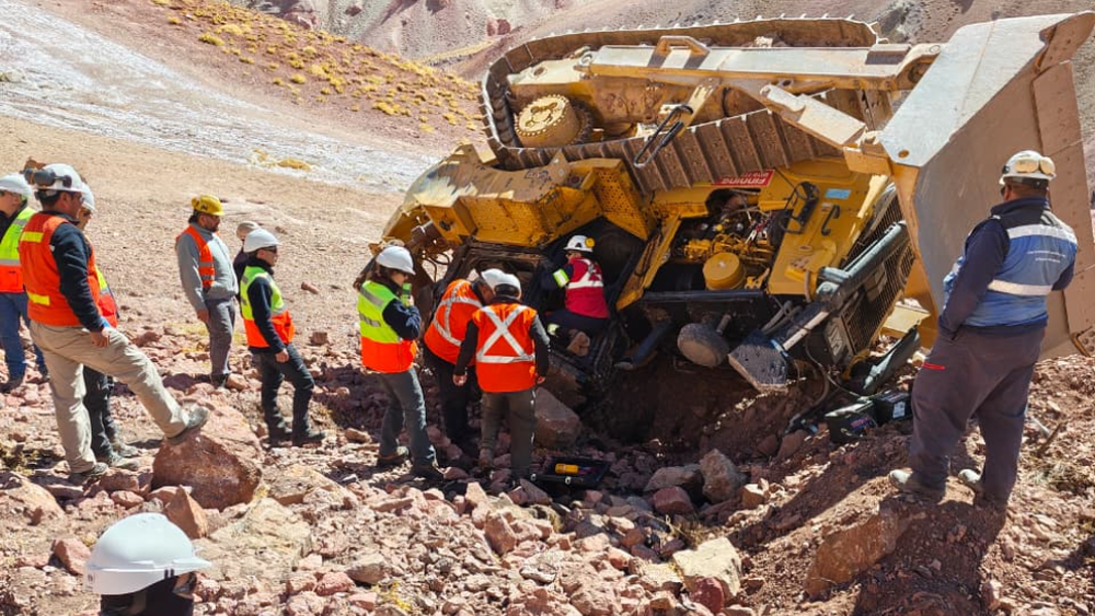 Así quedó la topadora tras el vuelco en Los Azules, que se llevó la vida del operario Mario Alancay.