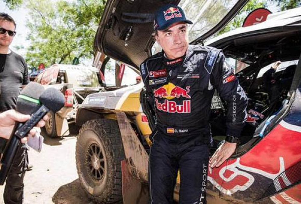 Carlos Sainz abandonó el Dakar tras volcar en la quinta etapa