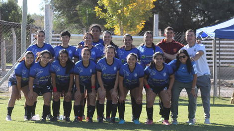 IMPARABLES. Las chicas de Aston Birra ganaron todos los partidos que jugaron en el torneo femenino de Adepu. Buscan su primer título.