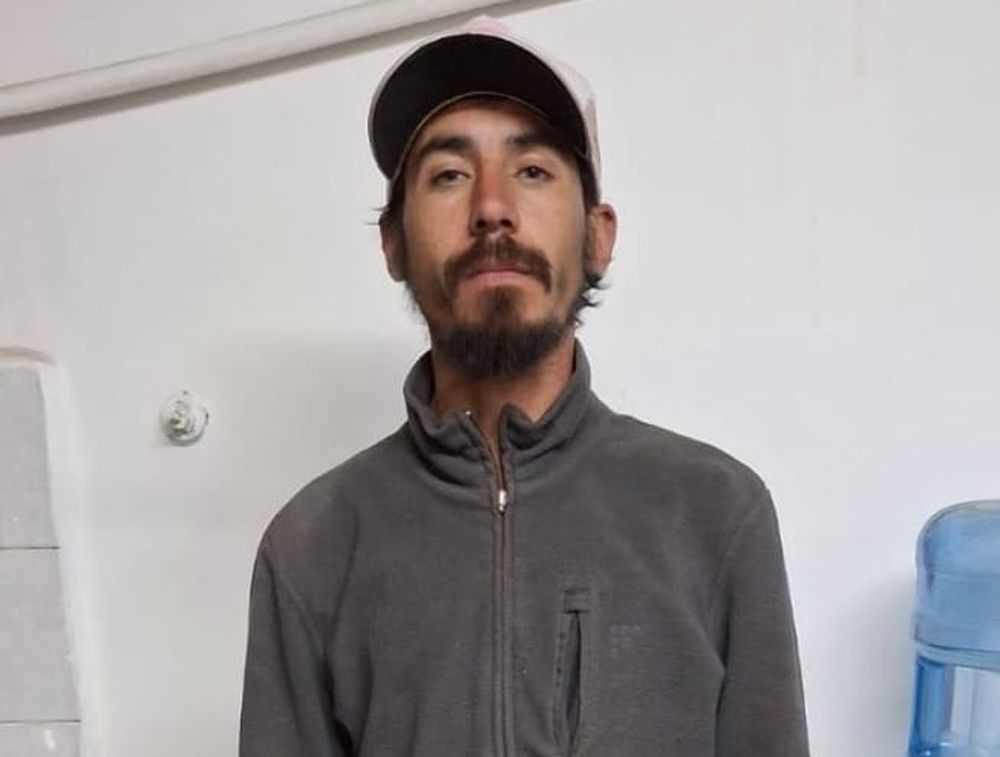 Volvió a su casa y encontró a un intruso escondido bajo la cama