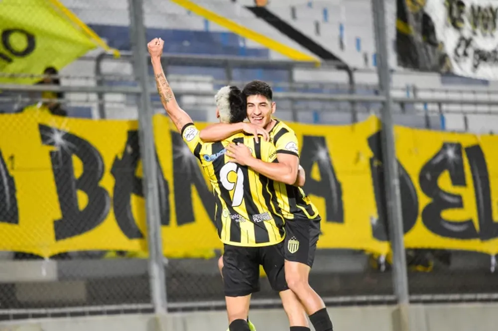 Escolta, Atenas ganó en el Cabot y se prendió arriba.