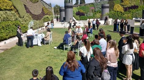 emocion y modernidad: dieron el si en los jardines verticales del museo de la historia urbana