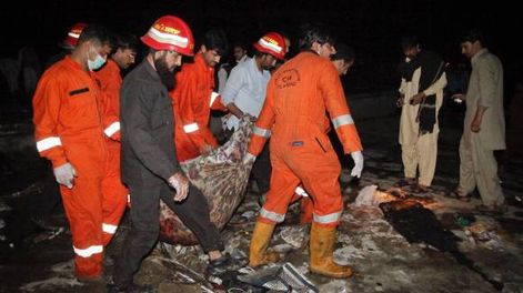 Casi 140 muertos por una tragedia aérea en Pakistán