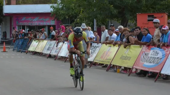 Nicolás Tivani también cantó victoria en la crono y manda en la general