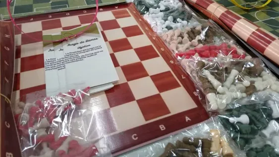 Ajedrez en Braille hecho a pulmón