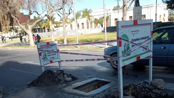 Empezaron a solucionar el hueco en calle España, cruce con De la Roza