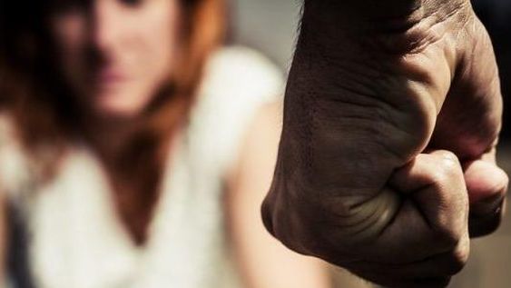 Hace 3 días pidió protección por miedo al ex, no hubo resolución y hoy él fue y la golpeó