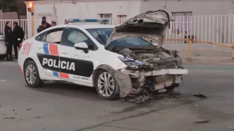 Otro accidente involucró a un patrullero: chocó en el Conector Sur con un auto