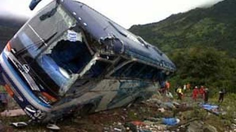 Volcó un micro y hay 16 muertos