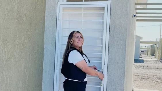 Sharon Paola Zambrana ingresa a su vivienda en el barrio Las Tres Marías, en Chimbas, tras convertirse en la primera mujer trans en recibir una casa del IPV en San Juan.