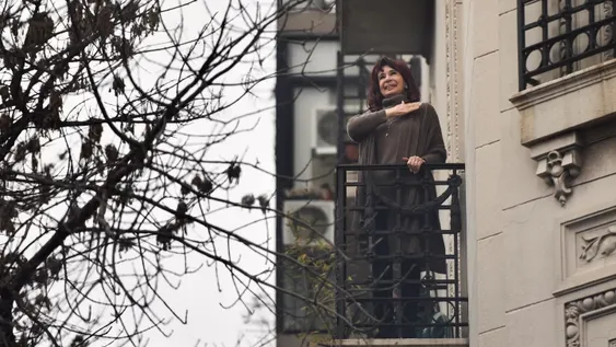 ¿CRISTINA PODRÁ SALIR A SALUDAR?. No hay nada escrito sobre sus salidas al balcón. Hay quienes dicen que sí, otros que no.