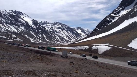En el inicio del fin de semana XXL cierran el paso Cristo Redentor y hay largas filas de autos
