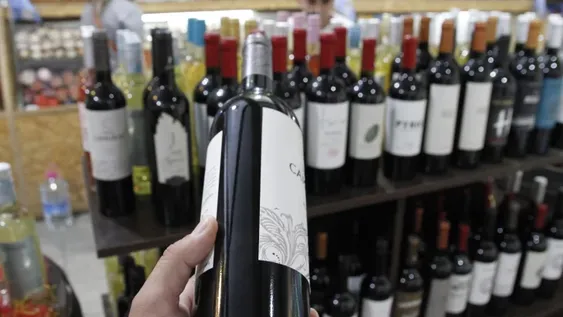 La baja de consumo frena la carrera alcista que traen los vinos este año