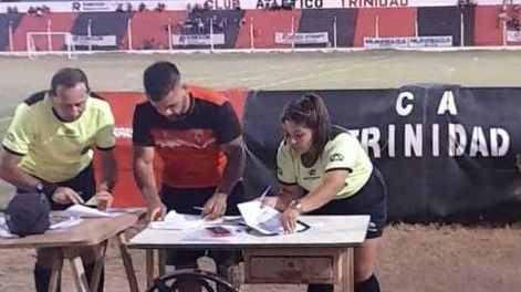 Polémica en el Mundialito de Trinidad por una árbitro que benefició al equipo de su hija