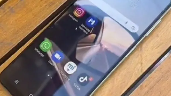Se le rompió la pantalla táctil del celular y se le ocurrió una ingeniosa solución