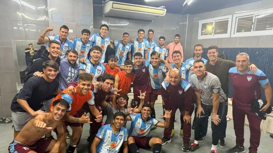 El festejo de Alianza en vestuarios.