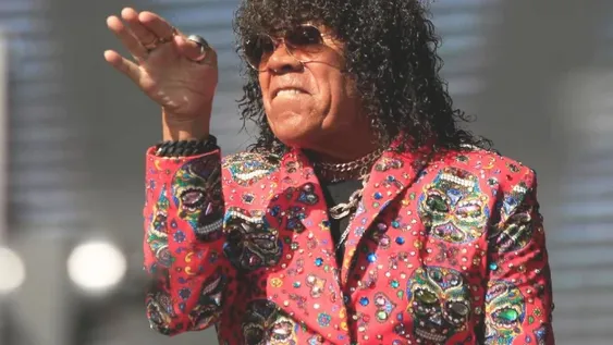 ‘Soy un viejo de 74 años que sigue cantando con el corazón’