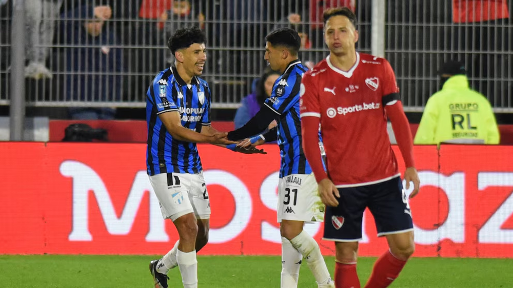 Atlético Tucumán goleó a Independiente en los octavos de final de la Copa Argentina