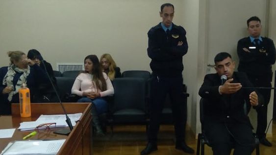 EL OFICIAL SUBINSPECTOR, Ricardo Rodríguez (derecha) ayer, insistió ante el tribunal en que nunca tuvo la intención de matar al camionero. Atrás, la familia de la víctima.