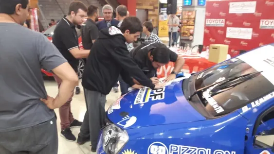 Los hermanos Leanez presentaron sus autos en sociedad