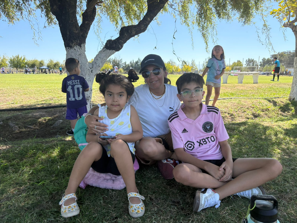 Un gran plan con pizzas incluidas. Jimena y sus hijos Felipe y Guadalupe llevaron pizzas para comer mientras Eduardo Villalba, el papá y capitán de Internados, jugaba su partido, que terminó 1-0 a favor. Un gran plan de sábado.