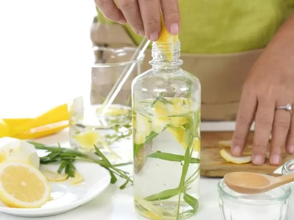 Como hacer un limpiador y repelente con cascaritas de limón