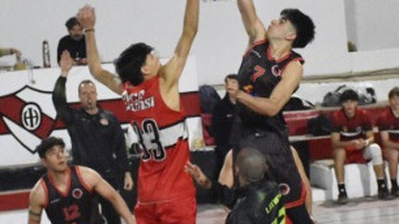 SALTO INICIAL entre dos grandes del básquetbol local (foto: Adrián Rebollo).