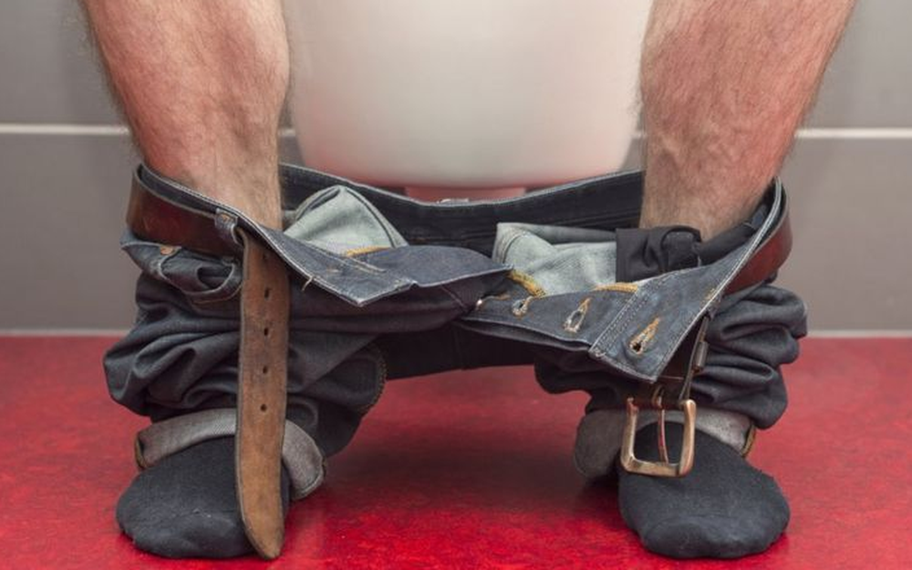 Ahora recomiendan a los hombres orinar sentados: los motivos