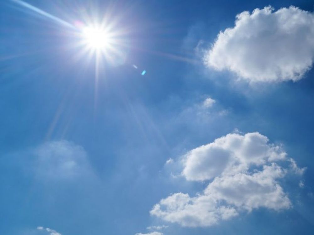 Bajo el cielo algo nublado, la máxima alcanzará los 35 grados este viernes