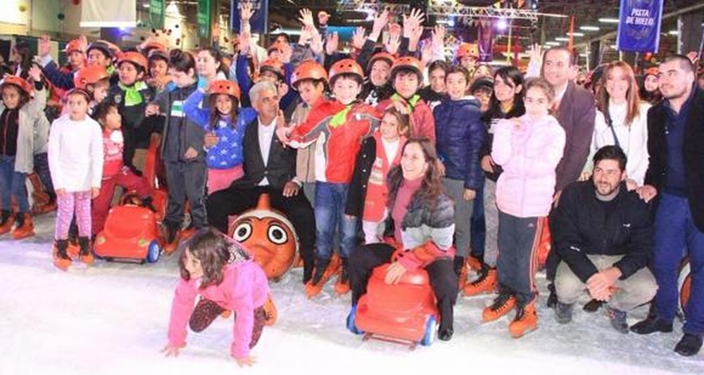 Unos 4.000 chicos humildes, a patinar