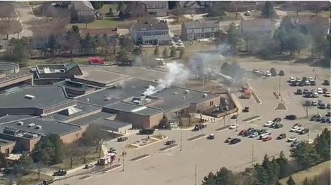 Humo sale del Templo de Israel de Michigan.