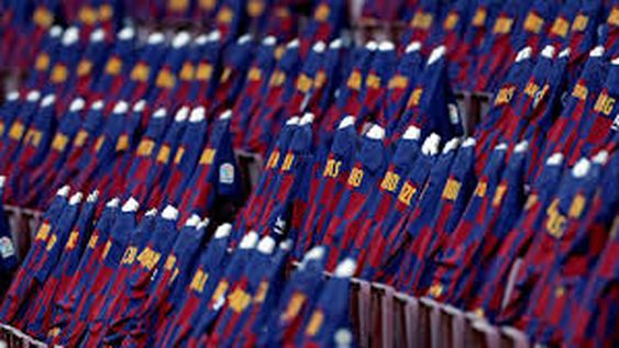 Retiraron del mercado las camisetas de Barcelona porque destiñen con la transpiración