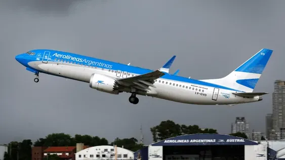 El gobierno nacional analiza que en octubre vuelvan los viajes en avión y ómnibus
