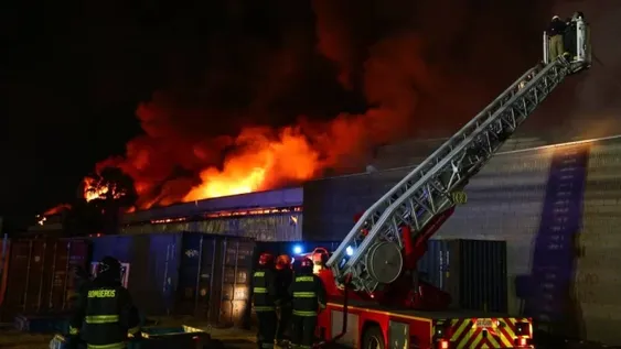 Otra muerte en Chile, en medio de saqueos y locales incendiados